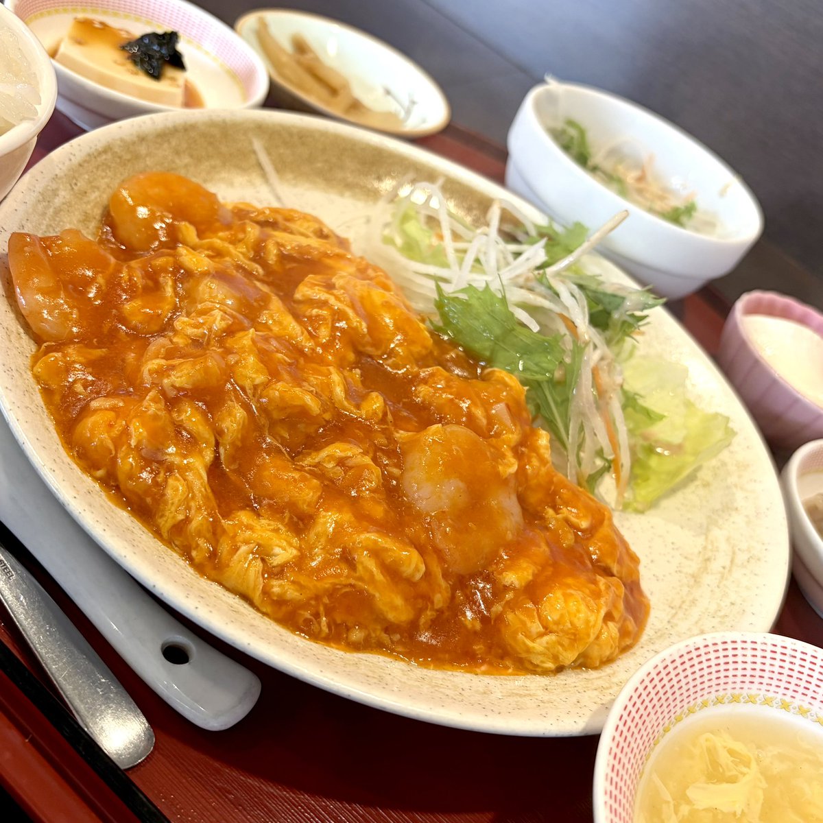 CruisingOcean's tweet photo. 9月の第3週のスタート(￣∇￣)
藍住町の花梨さんでエビチリを選べる定食の中からチョイス(1188円税込)!辛さがおいらにはちょうど良く、ん〜実に美味しい♪( ´θ｀)
そうそう、みんなChatGPT（チャットGPT）ってやってると思うけど普通にトークできて面白いよね！たまにつくウソはご愛嬌で(*^◯^*) https://t.co/5vhacFe5NU