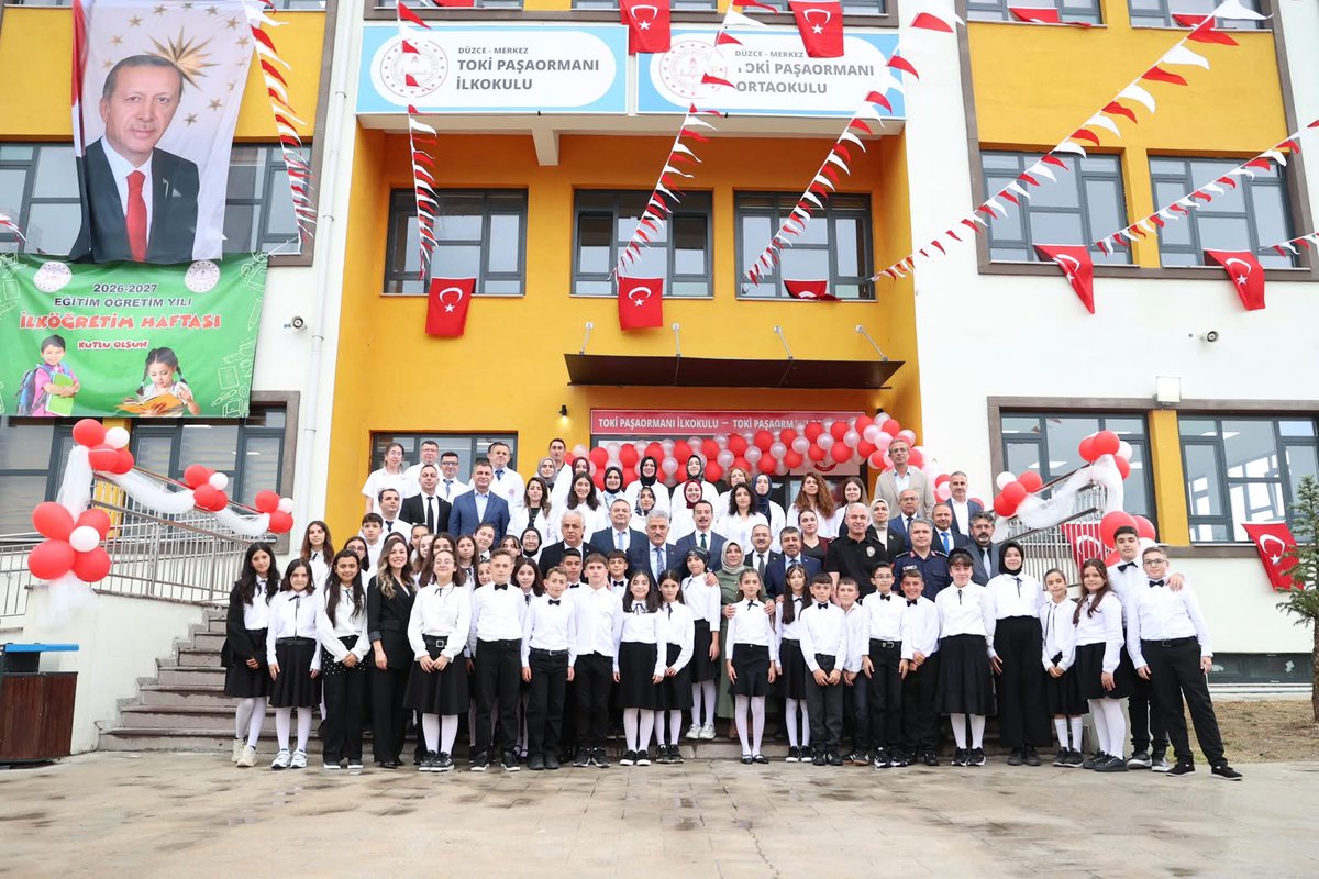 duzce_valiligi's tweet photo. 📍 TOKİ Paşaormanı İlkokulu

Valimiz Sayın Mehmet Makas (@makasmehmet34), Vali Yardımcısı Şevket Cinbir, İl Milli Eğitim Müdürü Gülşen Özer ve protokol üyeleri ile birlikte; 2026–2027 Eğitim Öğretim Yılı İlköğretim Haftası kutlama programına katıldı.

TOKİ Paşaormanı İlkokulu’nda düzenlenen programda öğrenciler tarafından hazırlanan şiir ve koro dinletileri gerçekleştirilirken, 4. sınıf öğrencisi 1. sınıf öğrencisine “Okula Hoş Geldiniz” çiçeği takdim etti.

Öğretmenlerimizle de toplantıda bir araya gelerek yeni eğitim öğretim yılının tüm öğrenci, öğretmen ve velilerimize hayırlı olmasını temenni eden Sayın Valimiz, eğitimin güçlü bir geleceğin en önemli teminatı olduğunu vurguladı.

Sayın Valimiz, protokol üyeleri ve öğrencilerle birlikte okulda oluşturulan Türkiye Haritası etkinliğine iştirak etti ve sınıfları ziyaret ederek öğrencilerle bir süre sohbet etti.