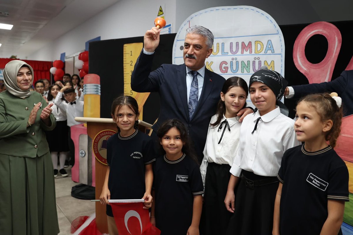 duzce_valiligi's tweet photo. 📍 TOKİ Paşaormanı İlkokulu

Valimiz Sayın Mehmet Makas (@makasmehmet34), Vali Yardımcısı Şevket Cinbir, İl Milli Eğitim Müdürü Gülşen Özer ve protokol üyeleri ile birlikte; 2026–2027 Eğitim Öğretim Yılı İlköğretim Haftası kutlama programına katıldı.

TOKİ Paşaormanı İlkokulu’nda düzenlenen programda öğrenciler tarafından hazırlanan şiir ve koro dinletileri gerçekleştirilirken, 4. sınıf öğrencisi 1. sınıf öğrencisine “Okula Hoş Geldiniz” çiçeği takdim etti.

Öğretmenlerimizle de toplantıda bir araya gelerek yeni eğitim öğretim yılının tüm öğrenci, öğretmen ve velilerimize hayırlı olmasını temenni eden Sayın Valimiz, eğitimin güçlü bir geleceğin en önemli teminatı olduğunu vurguladı.

Sayın Valimiz, protokol üyeleri ve öğrencilerle birlikte okulda oluşturulan Türkiye Haritası etkinliğine iştirak etti ve sınıfları ziyaret ederek öğrencilerle bir süre sohbet etti.