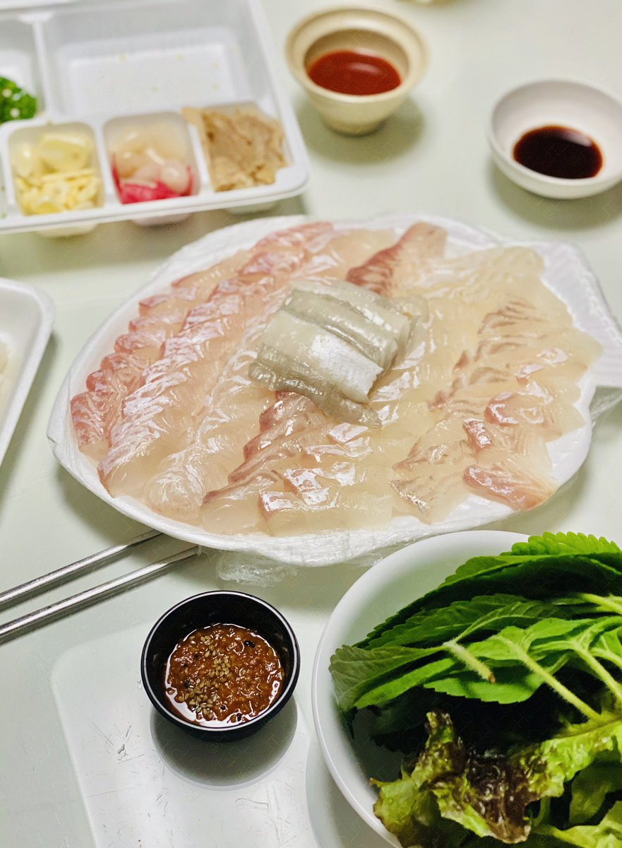 ho_it_o_o's tweet photo. 광어 먹는 아부지 옆에서 성심당 샌드위치에 무화과 끼워먹기😋 광어 좀만 남겨 달래서 광깻무 해먹어야지 https://t.co/Iz6oSGJgCQ