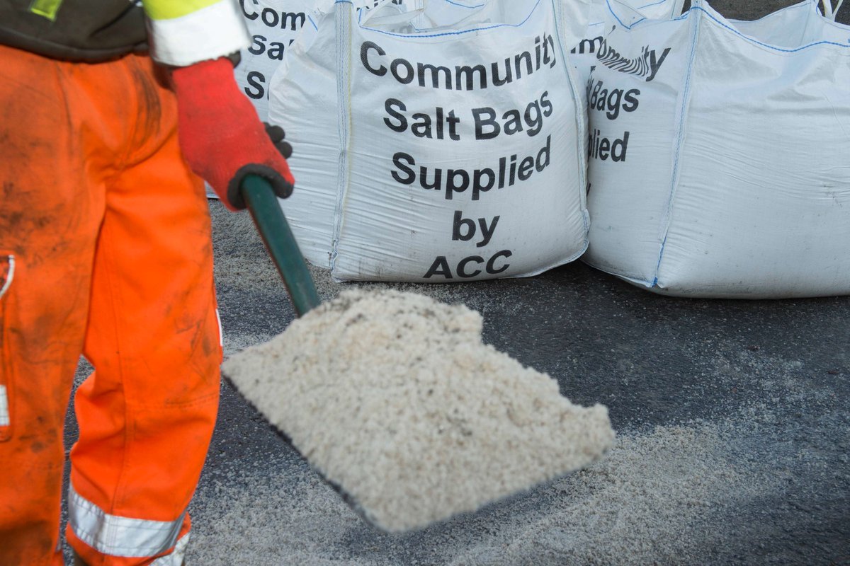 AberdeenCC's tweet photo. Residents across Aberdeen can apply for a free one-tonne community salt bag from today to treat neighbourhood icy roads &amp; pavements.
People are advised to apply as soon as possible.
The deadline is Sunday 25 October 2026.
More info &amp; how to apply is at https://t.co/XLOXbfz9Yh https://t.co/Z0RtQvp7Mq