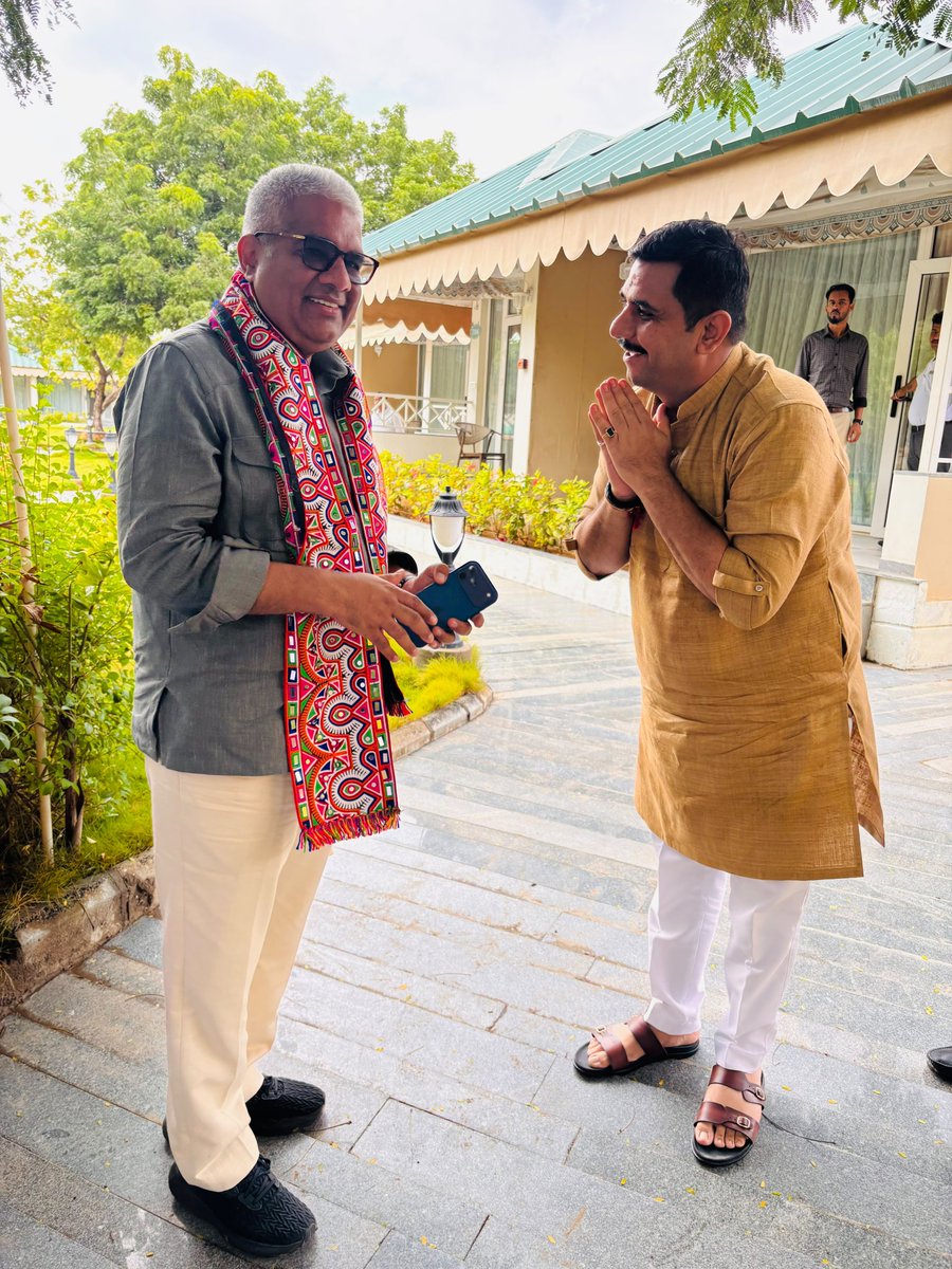 Dhaval_BJP's tweet photo. कच्छ की पावन भूमि पर पधारे भारत सरकार के माननीय केंद्रीय पर्यावरण, वन एवं जलवायु परिवर्तन मंत्री श्री @byadavbjp जी का हार्दिक स्वागत किया । 🙏 https://t.co/ewSRcOBgKe