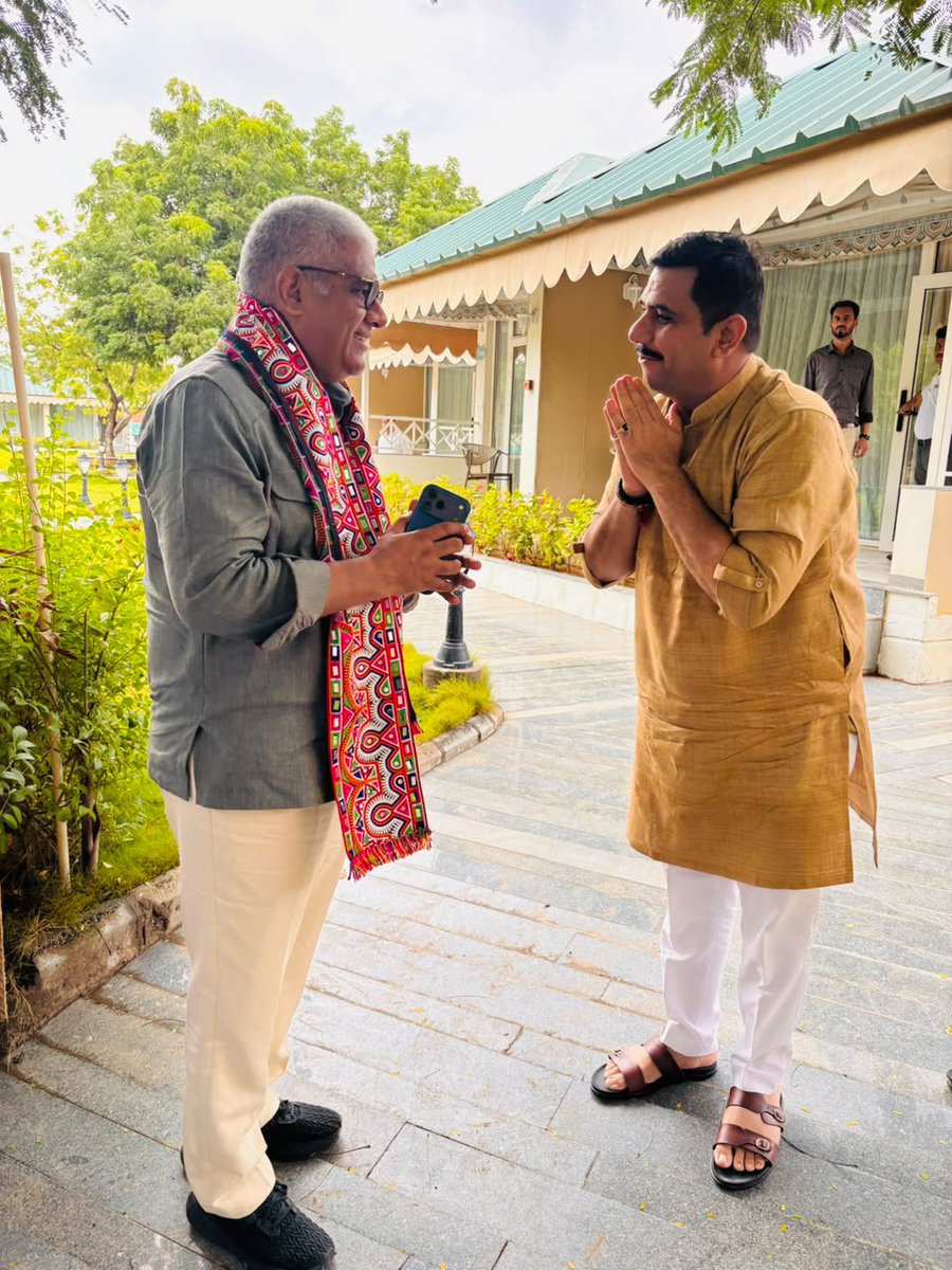 Dhaval_BJP's tweet photo. कच्छ की पावन भूमि पर पधारे भारत सरकार के माननीय केंद्रीय पर्यावरण, वन एवं जलवायु परिवर्तन मंत्री श्री @byadavbjp जी का हार्दिक स्वागत किया । 🙏 https://t.co/ewSRcOBgKe