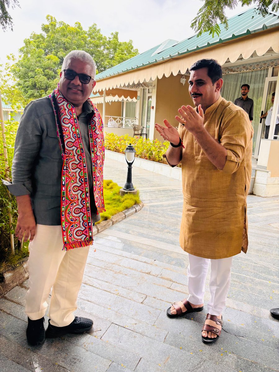 Dhaval_BJP's tweet photo. कच्छ की पावन भूमि पर पधारे भारत सरकार के माननीय केंद्रीय पर्यावरण, वन एवं जलवायु परिवर्तन मंत्री श्री @byadavbjp जी का हार्दिक स्वागत किया । 🙏 https://t.co/ewSRcOBgKe