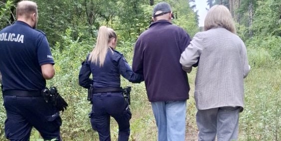 Policja_KSP's tweet photo. 🚨 Policjanci z Otwocka odnaleźli 52-latka, który stracił orientację w terenie i nie potrafił sam wrócić do domu.Z informacji przekazanych przez rodzinę wynikało, że mężczyzna – osoba niewidoma oraz głuchoniema – zdołał skontaktować się z najbliższymi i powiadomić, że nie wie, gdzie się znajduje, ani jak wrócić do miejsca zamieszkania. Bliscy niezwłocznie zaalarmowali Policję.

Więcej ⬇️
https://t.co/Hp7sjWXR1F