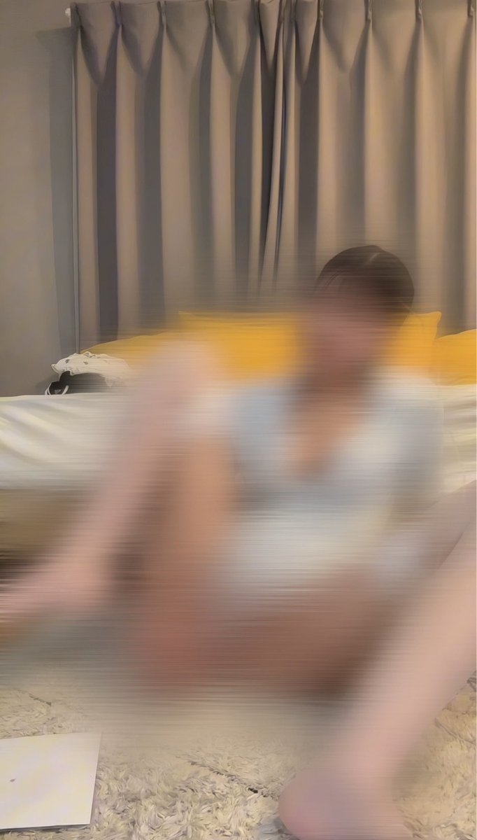 masyumar0x's tweet photo. ベッドの奥から「アレ」見つけちゃって
1人でしてるところ動画撮っちゃったんだけど

観たい人いる？

もしいたら1人だけ1番コメント早かった人にあげる😂 https://t.co/XW3o2lcdeo