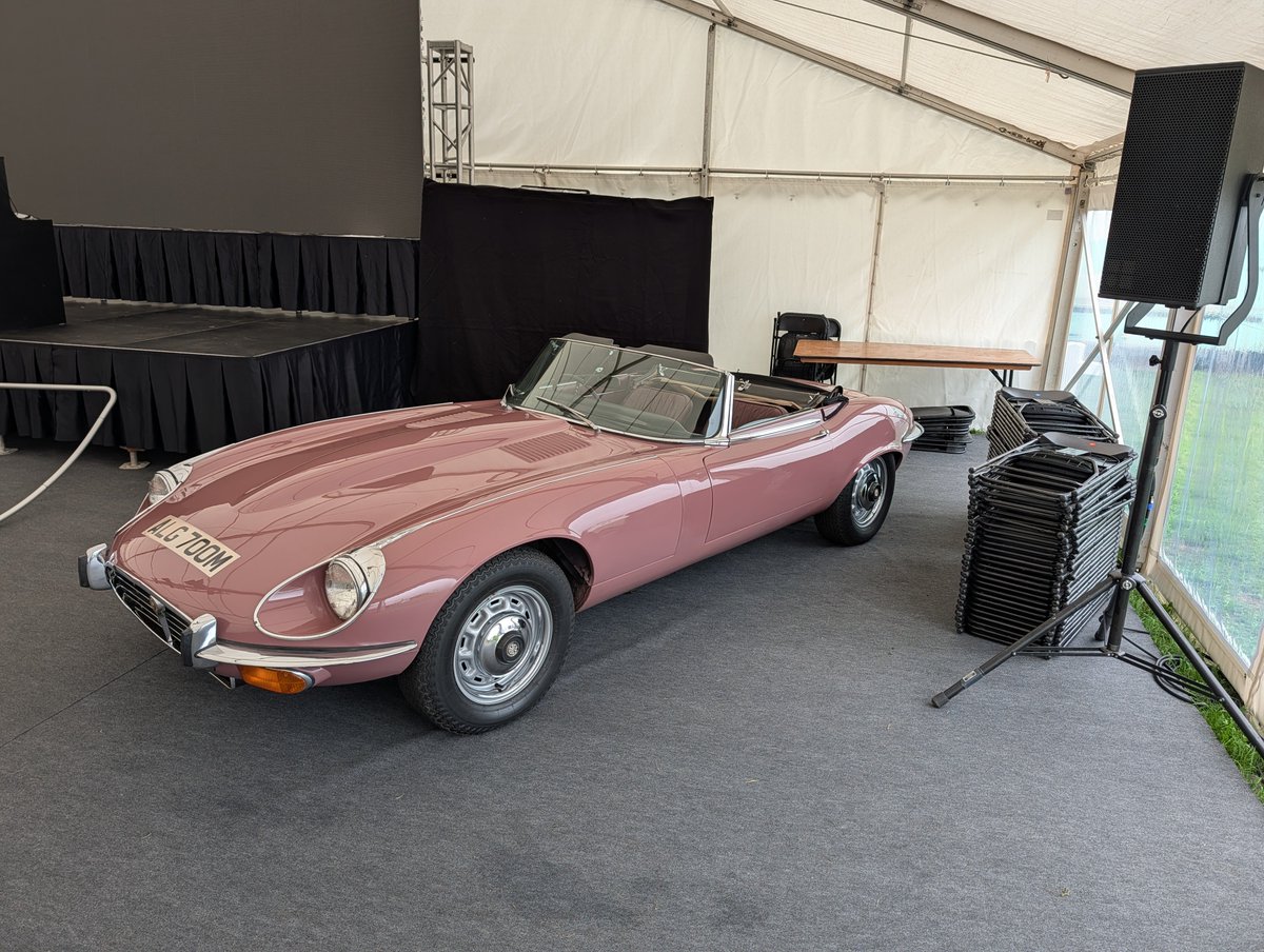 FvdE's tweet photo. Auction Jaaaaags
#AutumnClassic #CastleCombe https://t.co/I7yyjUMY34