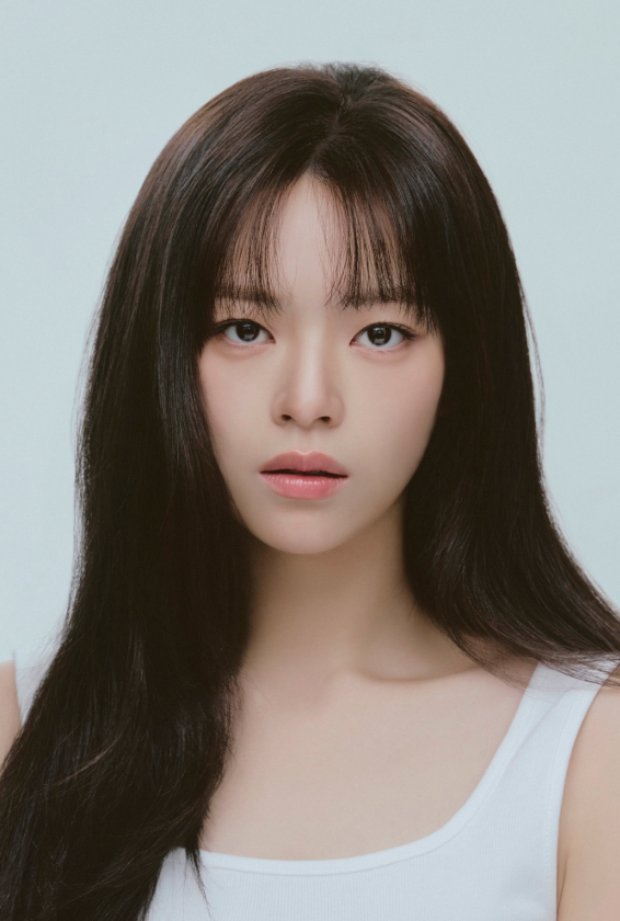 TheePopCore's tweet photo. Yu Jeongyeon stuns with her gorgeous visuals in newly released profile photos from VARO Entertainment. https://t.co/taqzhy5of8