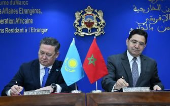 GeoCherifien's tweet photo. [ 🇲🇦 MAROC | 🇰🇿 KAZAKHSTAN ]

LE KAZAKHSTAN VA STOCKER SON BLÉ AU MAROC  
POUR LE VENDRE DANS TOUTE L’AFRIQUE.

Pays enclavé. Pas d’accès direct à la mer.  
Il choisit les ports du Royaume comme base céréalière vers le continent.

Premier blé kazakh déjà importé.  
Accord : stock massif géré depuis un port marocain, puis distribution africaine.

#Maroc #Kazakhstan #Ble #Afrique #Logistique #Atlantique #Geopolitique