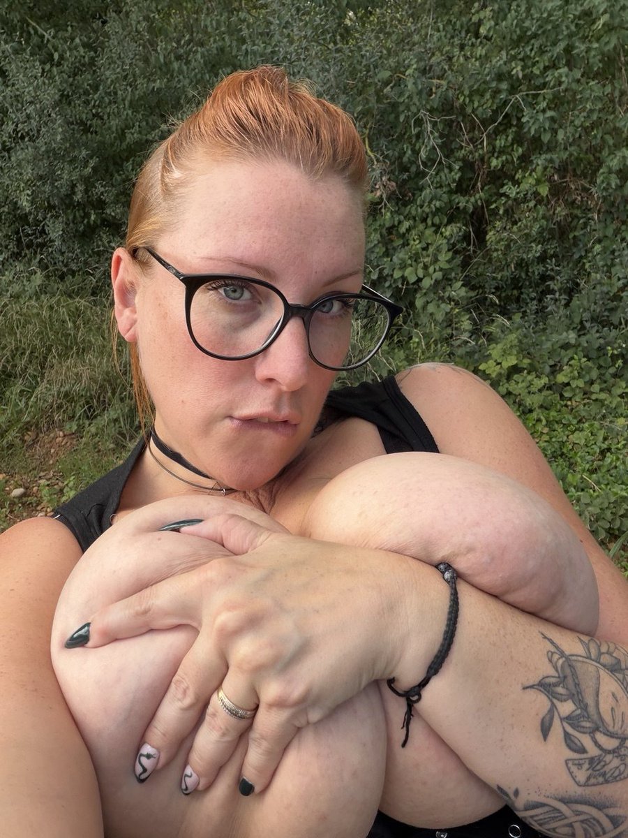 darkmoonmym's tweet photo. Coucou mes petits chats, pas très présente ces derniers jours, mais je reviens très vite ! Des bisous 💋 https://t.co/GHsmi7vj02