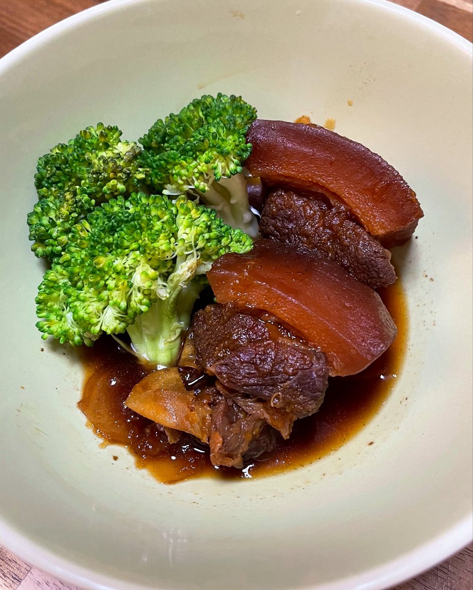 hashimoshi007's tweet photo. 大分の猟師さんにいただいた臭みが全くないイノシシ肉で角煮作ったった。(まだ1.5kgくらい冷凍庫に眠ってる…🤤)
肉も魚も人も下処理が大切なんだなー https://t.co/1OlAhwUFDW