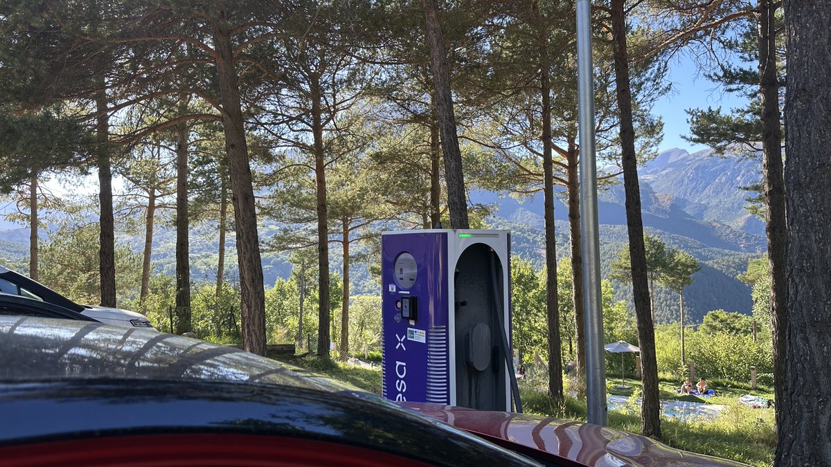 vinga's tweet photo. @senyorfont Tens un carregador fiable i amb piscina ben aprop! https://t.co/K6tkpOEbXh