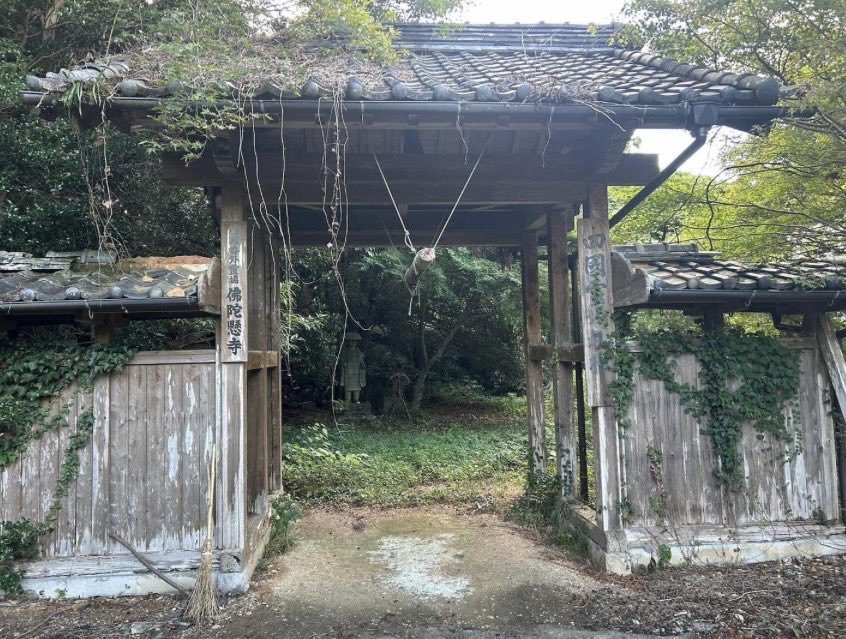 takibi_boti's tweet photo. 札掛寺
昔昔、お参りしようと雑草かき分けて庭に入ったのはいいが、ヘビに遭遇して慌てた事あったなぁ。 https://t.co/zHxrM2BlQE