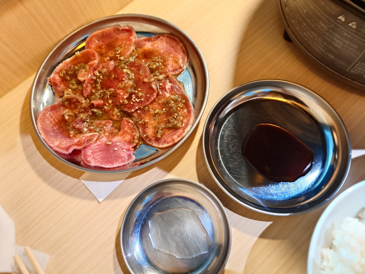 hidamaridaiko's tweet photo. 一人だったから色んな種類頼むのに日和ったけど八王子の焼肉美味しかったですの儀 https://t.co/crnVmm3PnF