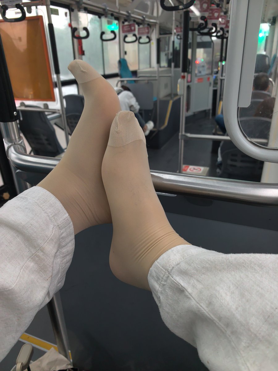 AiSiDeXNH's tweet photo. 公交车上的丝袜脚露出，哈哈。
#丝袜#露出 https://t.co/3hF9QhASF7