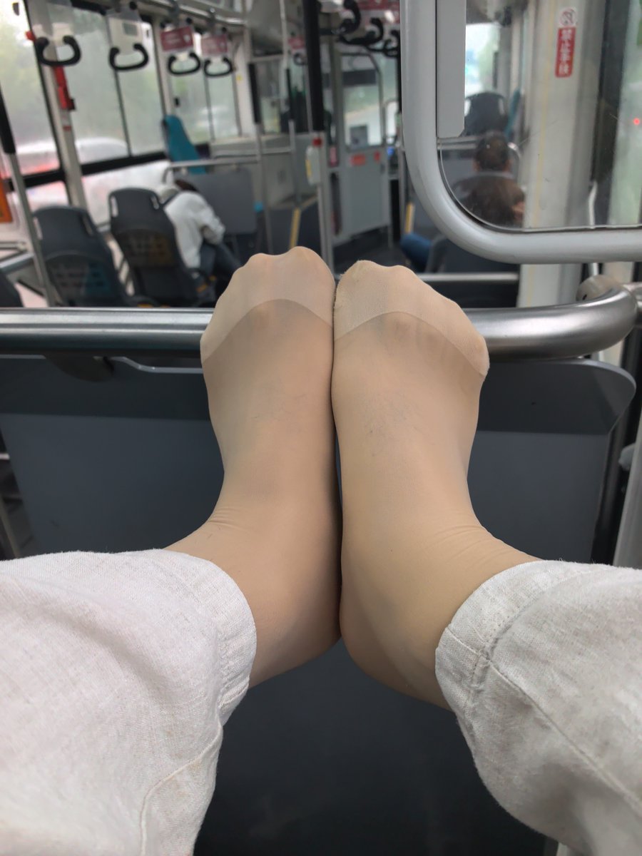 AiSiDeXNH's tweet photo. 公交车上的丝袜脚露出，哈哈。
#丝袜#露出 https://t.co/3hF9QhASF7