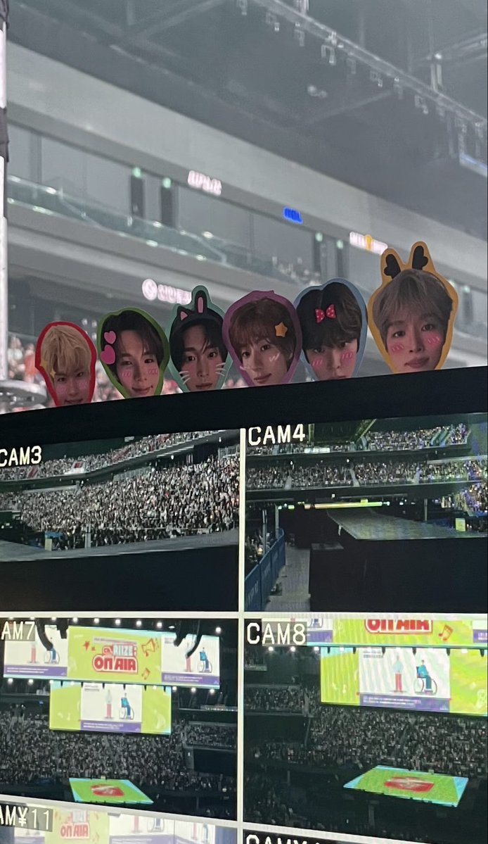 bini_ping's tweet photo. 스탭분 인스스에 올라온 콘솔 사진인데 애들 컨페티로 꾸며져있는거 너무 ㄱㅇㅇ https://t.co/9NZiM4AOG0