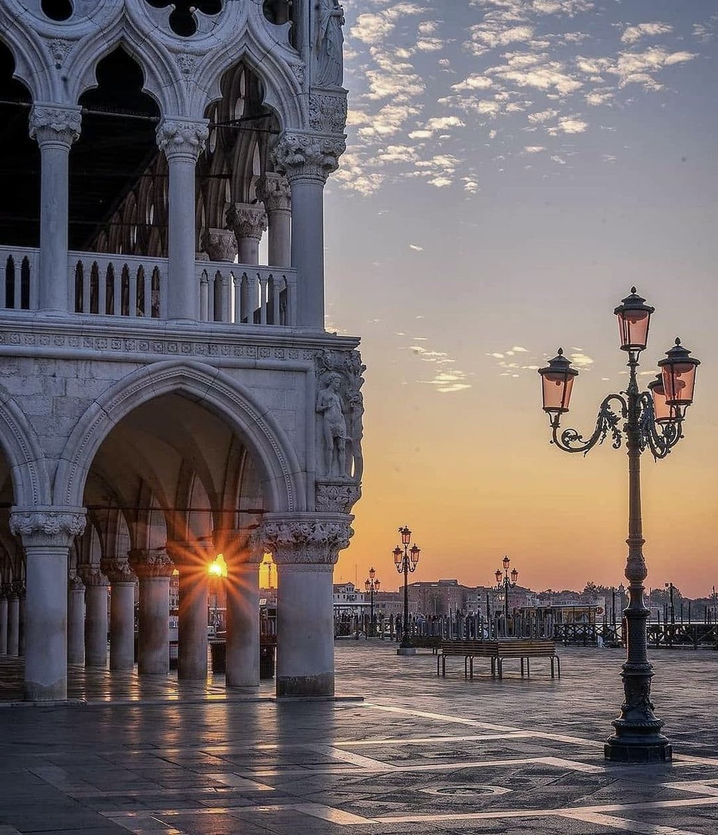 MassimoSfriso's tweet photo. Red at night, everyone’s delight.
Venice. https://t.co/gML9pA0ivd
