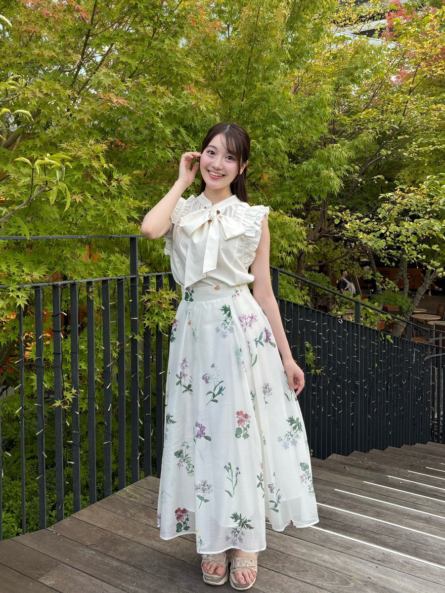 hinata_kase's tweet photo. 緑が素敵なカフェで綺麗めコーデ🌿

私みたいな骨格ストレートさんが避けがちなノースリーブも、フリルで肩の丸みをカバーしてスッキリ着られるよ✨
好きな服を着て出かけるのがいちばん💖

この投稿にいいね、リポスト、引用、拡散よろしくお願いします❣️

#jgirl #jjad2027 #SNS審査
@JJ_audition https://t.co/LcQJGQvlQg