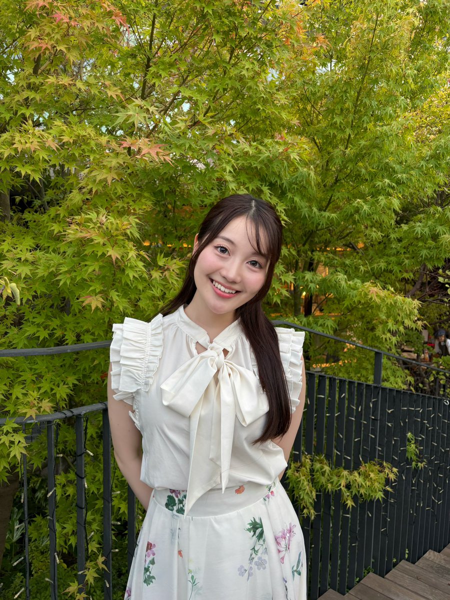 hinata_kase's tweet photo. 緑が素敵なカフェで綺麗めコーデ🌿

私みたいな骨格ストレートさんが避けがちなノースリーブも、フリルで肩の丸みをカバーしてスッキリ着られるよ✨
好きな服を着て出かけるのがいちばん💖

この投稿にいいね、リポスト、引用、拡散よろしくお願いします❣️

#jgirl #jjad2027 #SNS審査
@JJ_audition https://t.co/LcQJGQvlQg