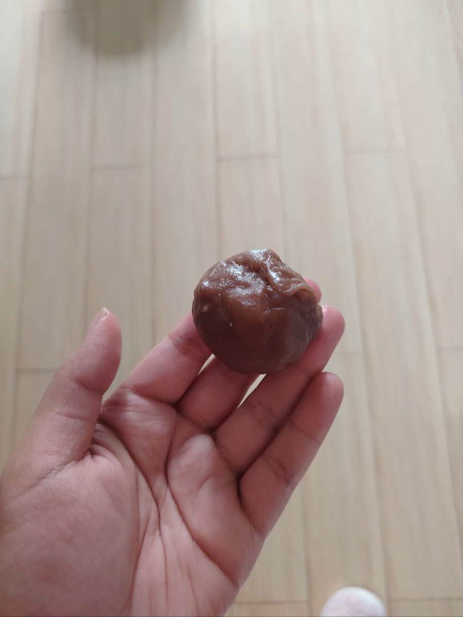 TariZebel's tweet photo. Just pulled these soft, buttery chocolate chip cookies from the oven—warm, melty, and totally worth the messy flour on my counter. Baking on a lazy Sunday hits different!， https://t.co/nownxr8Xt6