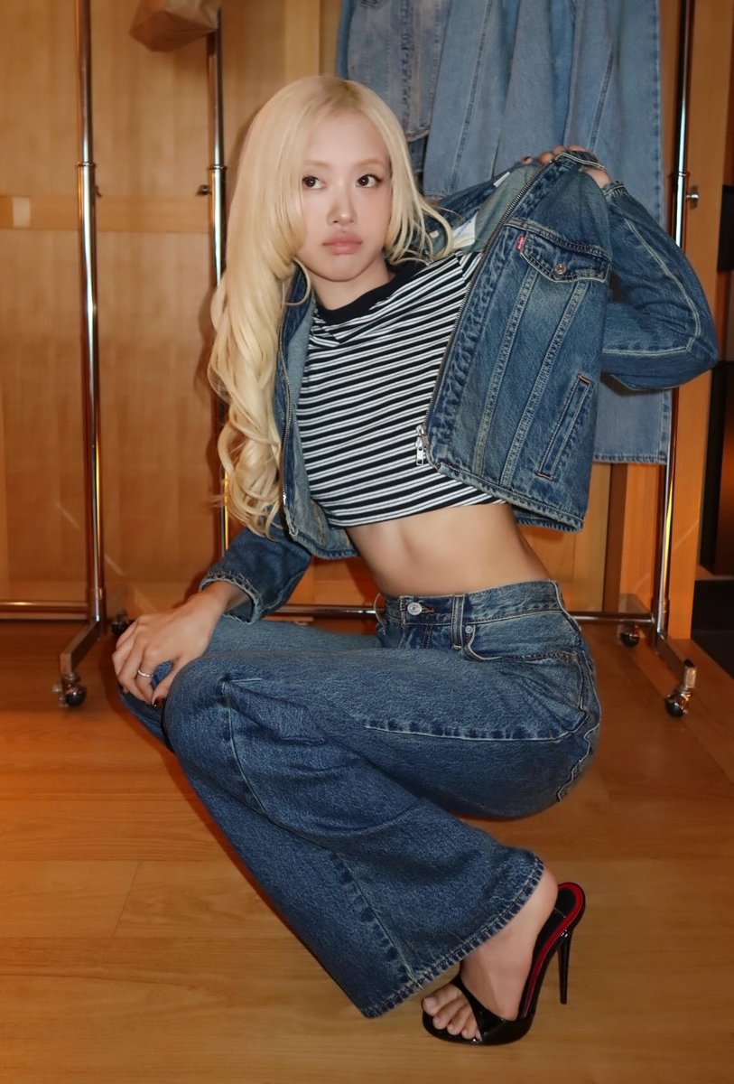 charts_rose's tweet photo. Fan: will the new album have a new style?
ROSÉ: yes!

Fan: will there be rock? R&amp;B?
ROSÉ: yes yes (replying sheepishly) https://t.co/e3MEUuwykv