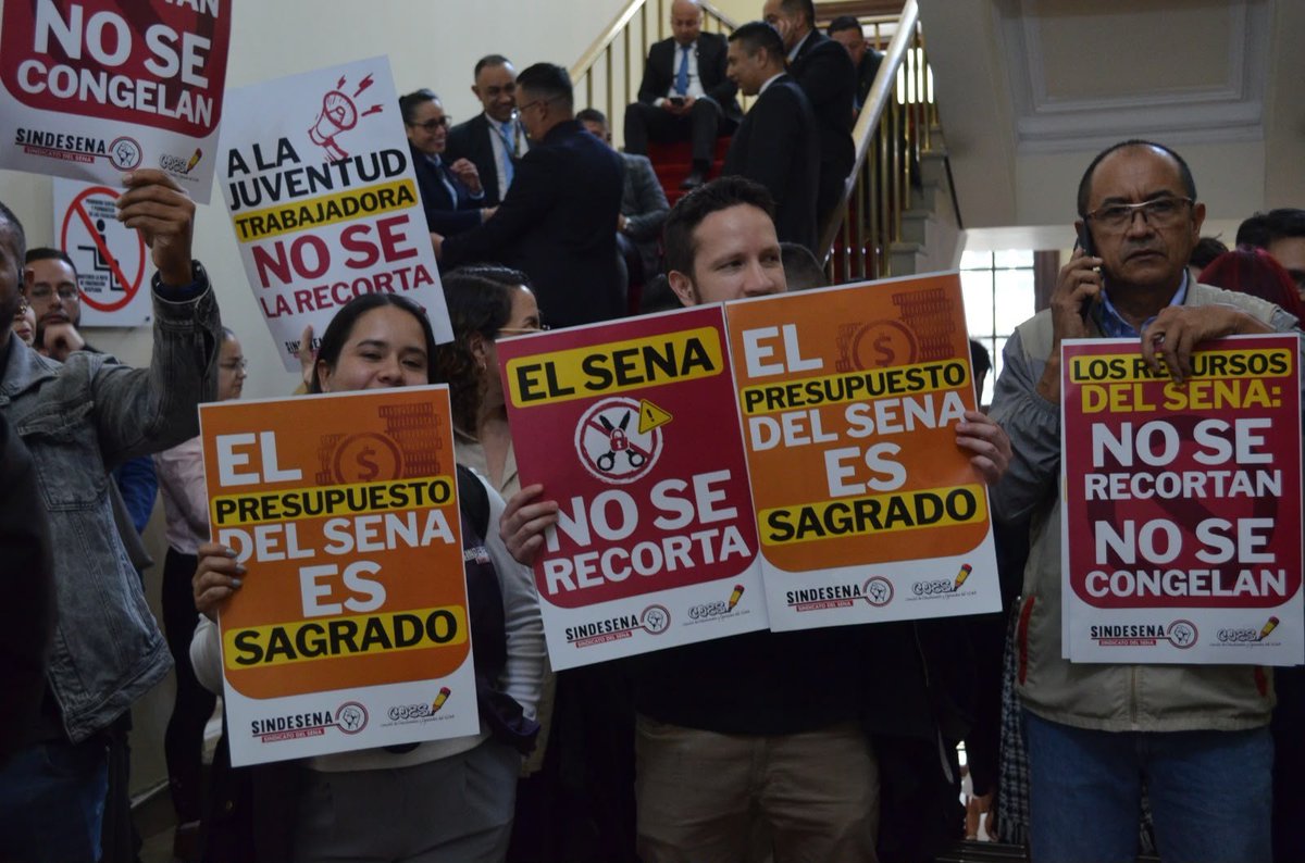 sindesenacol's tweet photo. #ElSENAnoSeRecorta 🫸✂️

Ministro, @MinHacienda, @miguel_gomez_m:

No puede ser que el Gobierno presente un Presupuesto de la Nación con un incremento de 60 billones y al SENA le recorten 500 mil millones.

Los recursos del SENA son del pueblo, son sagrados. https://t.co/9tjxwwS9wR