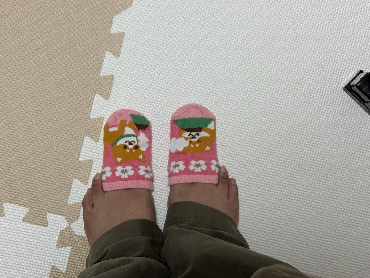 yones2400's tweet photo. 娘に「パパ靴下履いて」と渡されました…
2歳のは履けないよ… https://t.co/4hOL9HdyiO