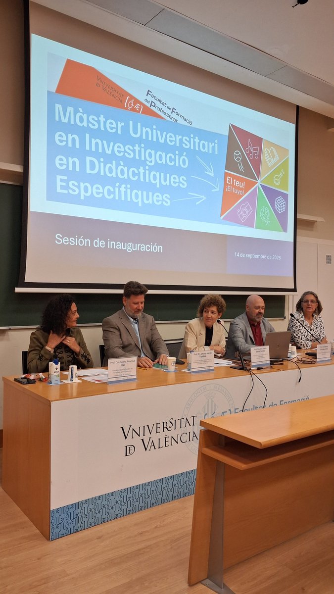 Facformacio's tweet photo. Hui, primer dia de classe a la #facformació, hem inaugurat també el Màster d'Investigació en Didàctiques Específiques (MUIDE). Hi ha assistit un bon nombre d'estudiantes i d'estudiants, i ha presidit la taula la degana de la Facultat, Ana María Botella, (1/2) https://t.co/7OIV9Sx8HZ