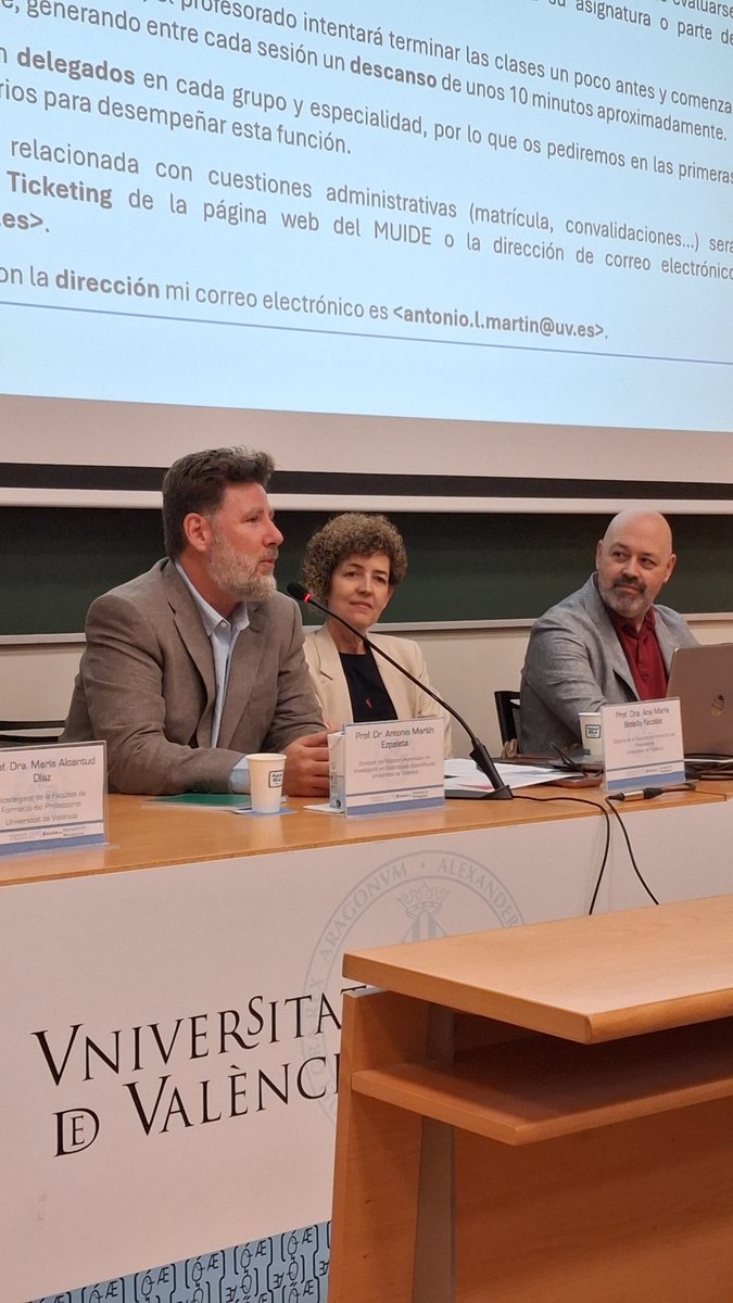 Facformacio's tweet photo. Hui, primer dia de classe a la #facformació, hem inaugurat també el Màster d'Investigació en Didàctiques Específiques (MUIDE). Hi ha assistit un bon nombre d'estudiantes i d'estudiants, i ha presidit la taula la degana de la Facultat, Ana María Botella, (1/2) https://t.co/7OIV9Sx8HZ
