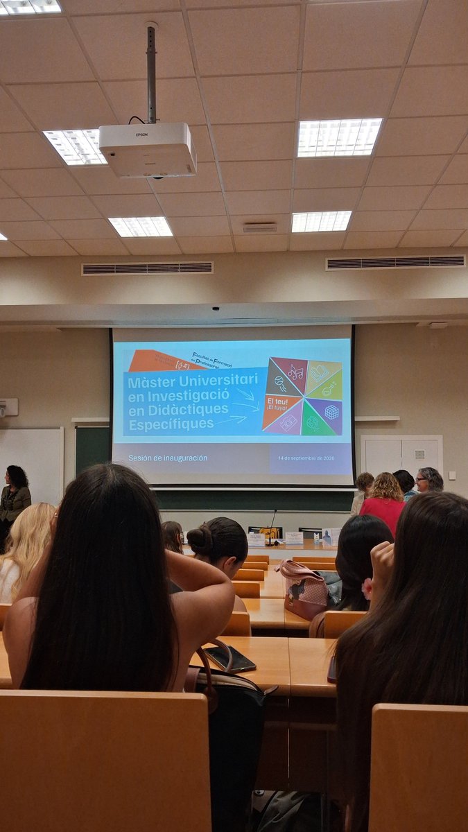 Facformacio's tweet photo. Hui, primer dia de classe a la #facformació, hem inaugurat també el Màster d'Investigació en Didàctiques Específiques (MUIDE). Hi ha assistit un bon nombre d'estudiantes i d'estudiants, i ha presidit la taula la degana de la Facultat, Ana María Botella, (1/2) https://t.co/7OIV9Sx8HZ