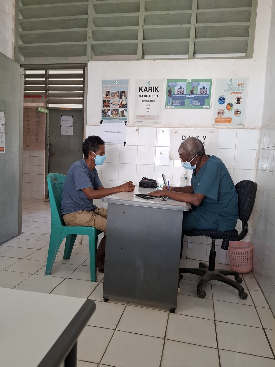 CubacooperaTler's tweet photo. Ser médico es tener la capacidad de escuchar con el corazón, atender con humanidad y actuar con responsabilidad. Dr. Alexis Ihanes Soto, Especialista en MGI de la #BMCTL🇨🇺🇹🇱 en el municipio Ermera, realiza consulta de seguimiento a paciente con IRA #CubaCoopera #CubaPorLaSalud https://t.co/reO1uDIq7G