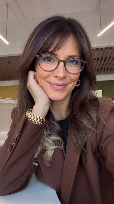 AnitaNenax's tweet photo. J'ai 62 ans aujourd'hui et voilà à quoi je ressemble. Pas de maquillage, pas de filtre, pas de teinture, pas de produit de comblement, pas de faux cils, rien, juste moi. Je trouve que 62, c'est pas si mal. https://t.co/xEeAvzJEbj
