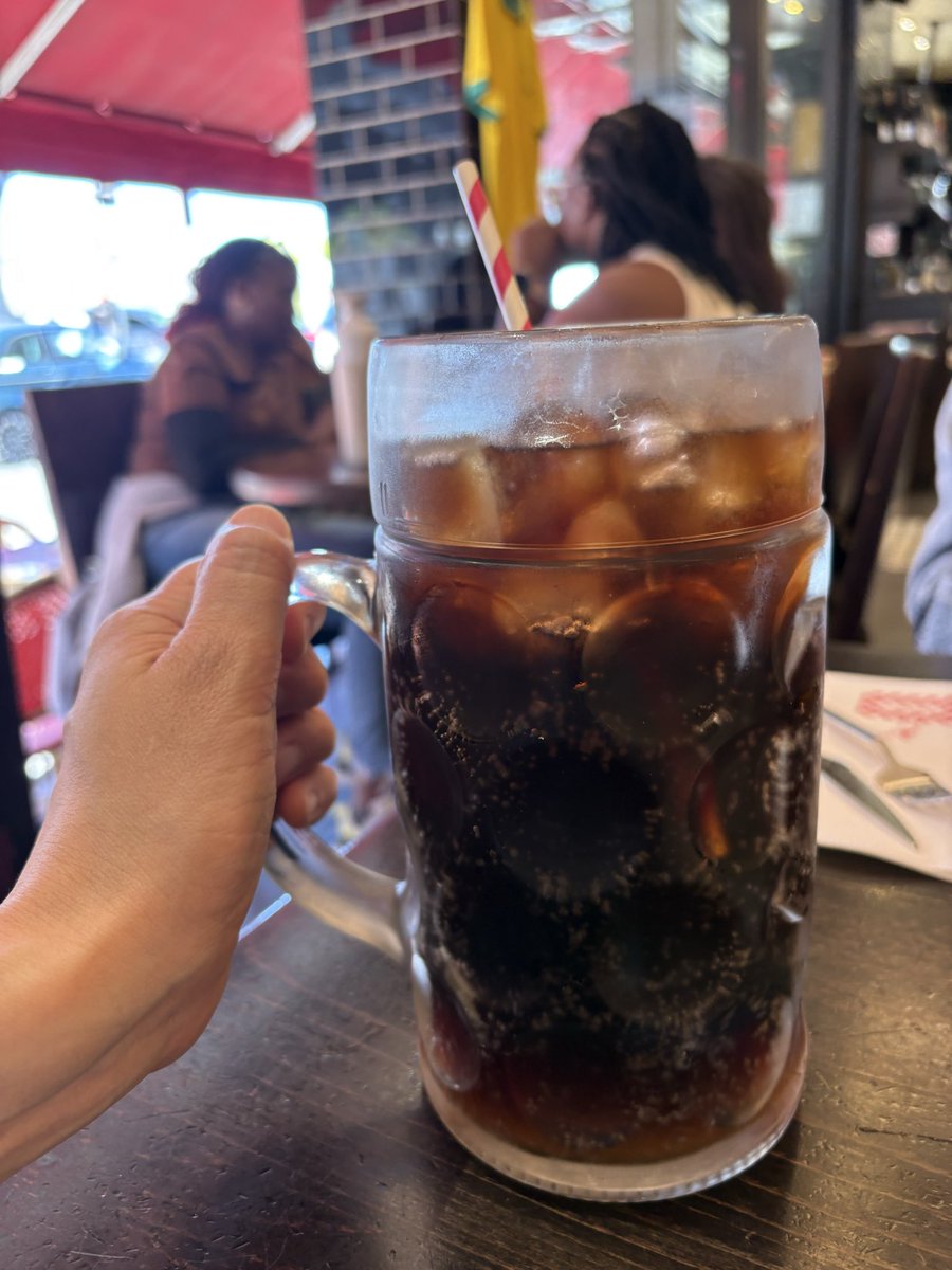 TESLA_COIL68's tweet photo. コーラのラージ頼んだら… 大きすぎた😱 https://t.co/0hUepJFXrz