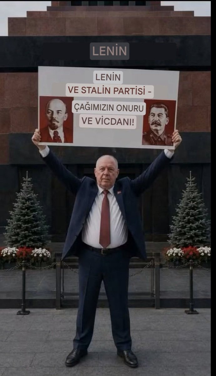 MemedUzum's tweet photo. Moskova Kızıl Meydan Lenin Mozelesinin Önü Bir Komünist. Not  Google çevresidir. https://t.co/VbDfk8KAFa