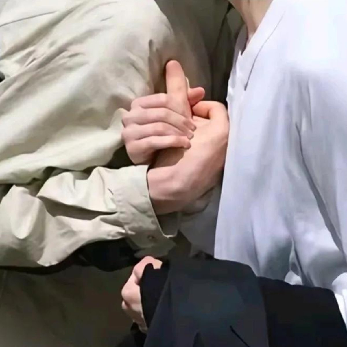 jjuwche's tweet photo. SIZEDIFFNGITIS GUA KAMBUH LIAT INI 😭 KECIL BANGET TANGAN JJU https://t.co/0I9CSuuvJW