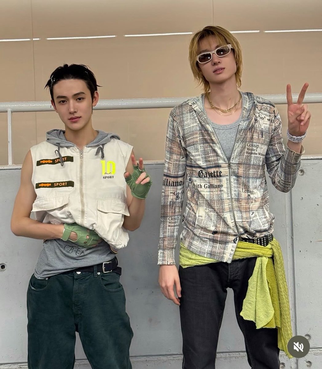 corurakkuma's tweet photo. ママに写真撮られるのが恥ずかしくて撮らされてます感出し始める時期の小学生（思春期ピース） https://t.co/bFSXcJ1ChS