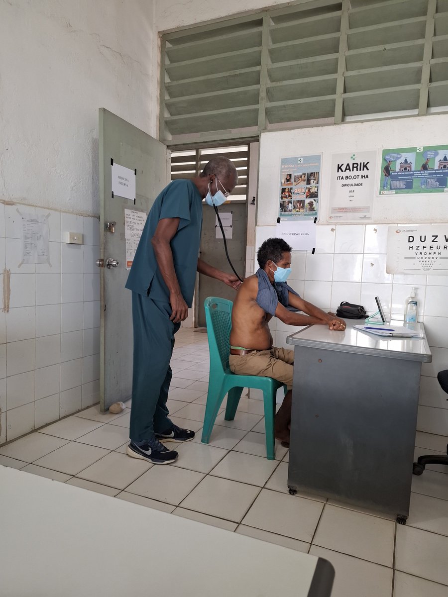 CubacooperaTler's tweet photo. Ser médico es tener la capacidad de escuchar con el corazón, atender con humanidad y actuar con responsabilidad. Dr. Alexis Ihanes Soto, Especialista en MGI de la #BMCTL🇨🇺🇹🇱 en el municipio Ermera, realiza consulta de seguimiento a paciente con IRA #CubaCoopera #CubaPorLaSalud https://t.co/reO1uDIq7G