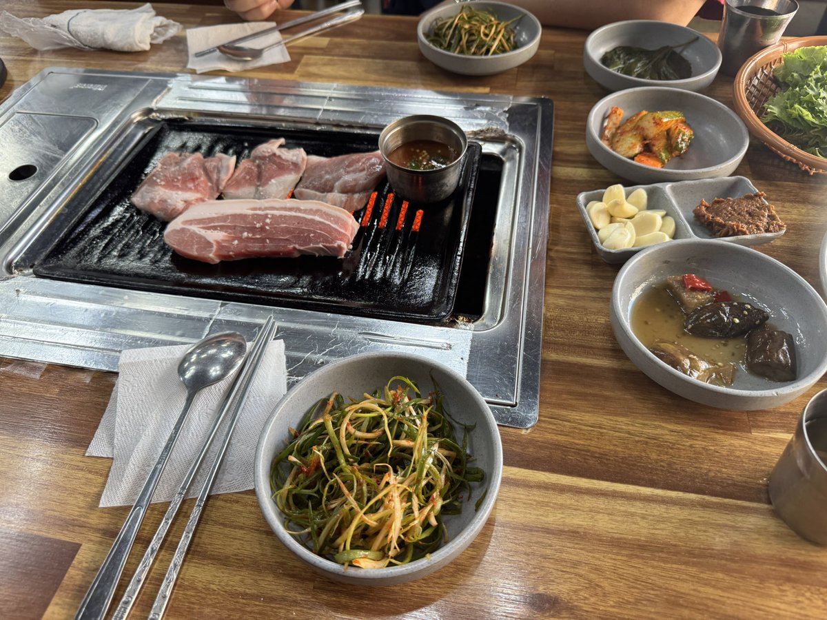 ddonnnb's tweet photo. 🎈제주 연정식당
진짜 오랜만! 가브리살 오겹살에 청국장까지 냠냠하구왔당. 한 시간 전 예매해서 오긔 즉흥여행 재밋네예 #뚀밥 https://t.co/JfcaGhab7h