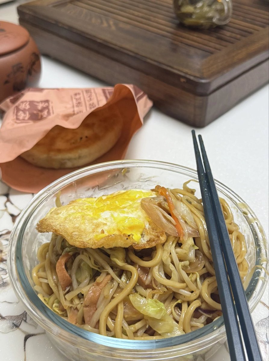 ShioriCDzone's tweet photo. 温かい焼きそばに目玉焼き、さらにサクサクのパイを添えてシンプルで大満足！🍳🥢 https://t.co/AkEwA7zCjM