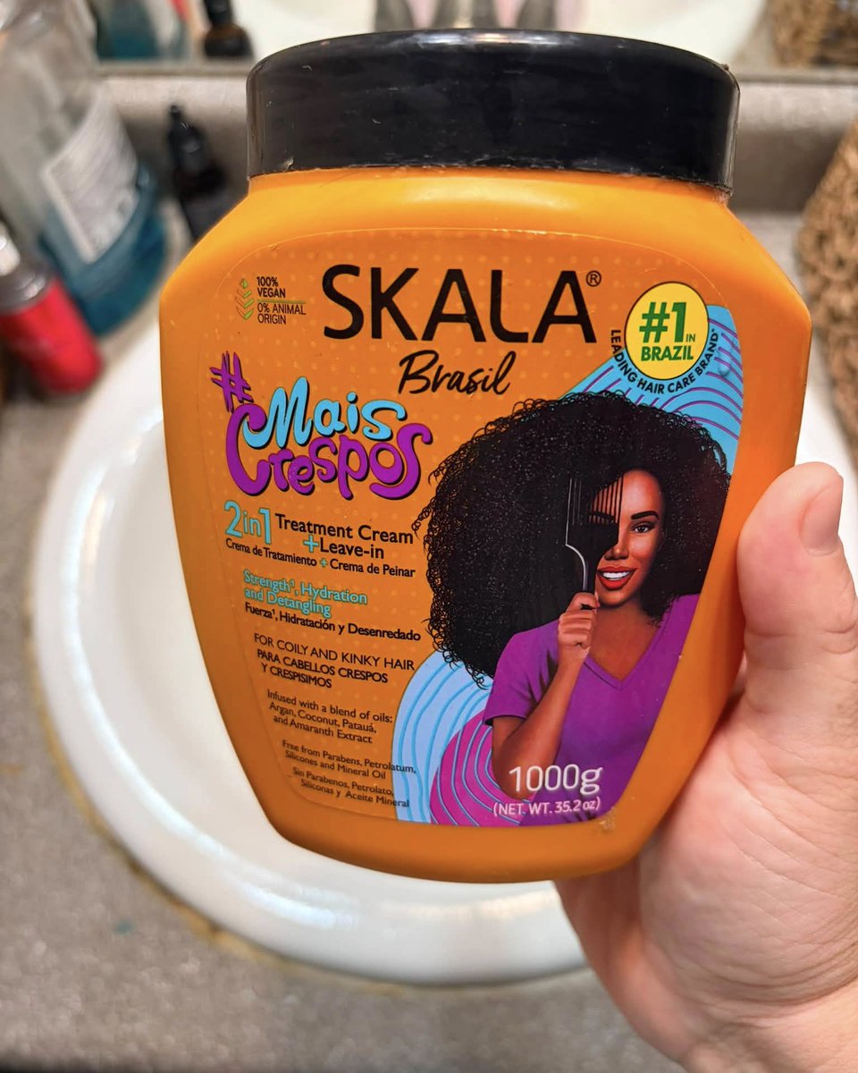 B_Soareez's tweet photo. Mi rutina para rizos hidratados: mascarilla casera de palta y huevo, enjuague de manzanilla y crema para pelo rizado. ¿Quién más prueba de todo por un cabello bonito? https://t.co/JQVwP8Xeeg