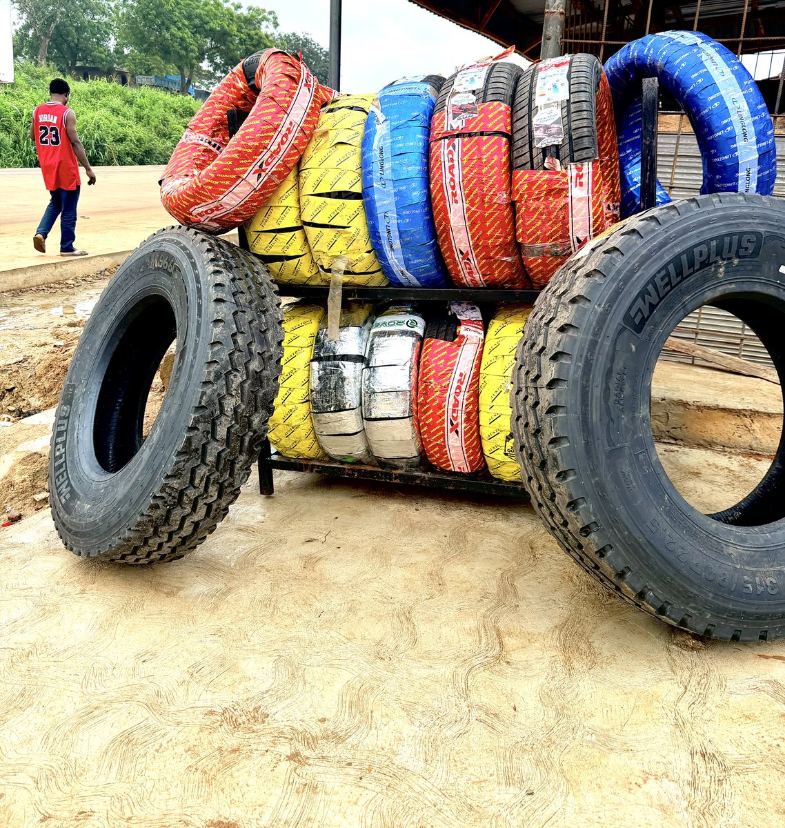 Tyrepro360's tweet photo. Your life > The cost of tyres. Change your expired tyres to brand new ones🛞

#Carrick #ManchesterUnited #Haaland #Fuel #HappyNewWeek #Amen #MUNMCI #Dalot #Dangote #Cunha #SportyBet #Tinubu #Monday https://t.co/4PkjbsLHgB