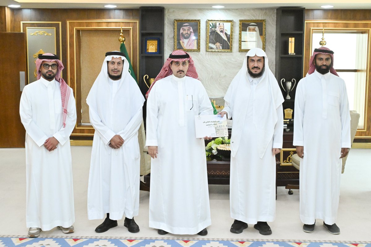 umajmaah's tweet photo. رئيس #جامعة_المجمعة أ.د. صالح بن عبدالله المزعل يستقبل عميد شؤون الطلاب والمشرف العلمي على الطلاب الدوليين ، ويطّلع على التقرير العلمي ، ويثمّن الجهود المبذولة في خدمة الطلبة الدوليين وتعزيز البيئة التعليمية ، مثمّنًا ما يُقدَّم من عملٍ مخلص وتطويرٍ مستمر. https://t.co/hnRG0VBVVp