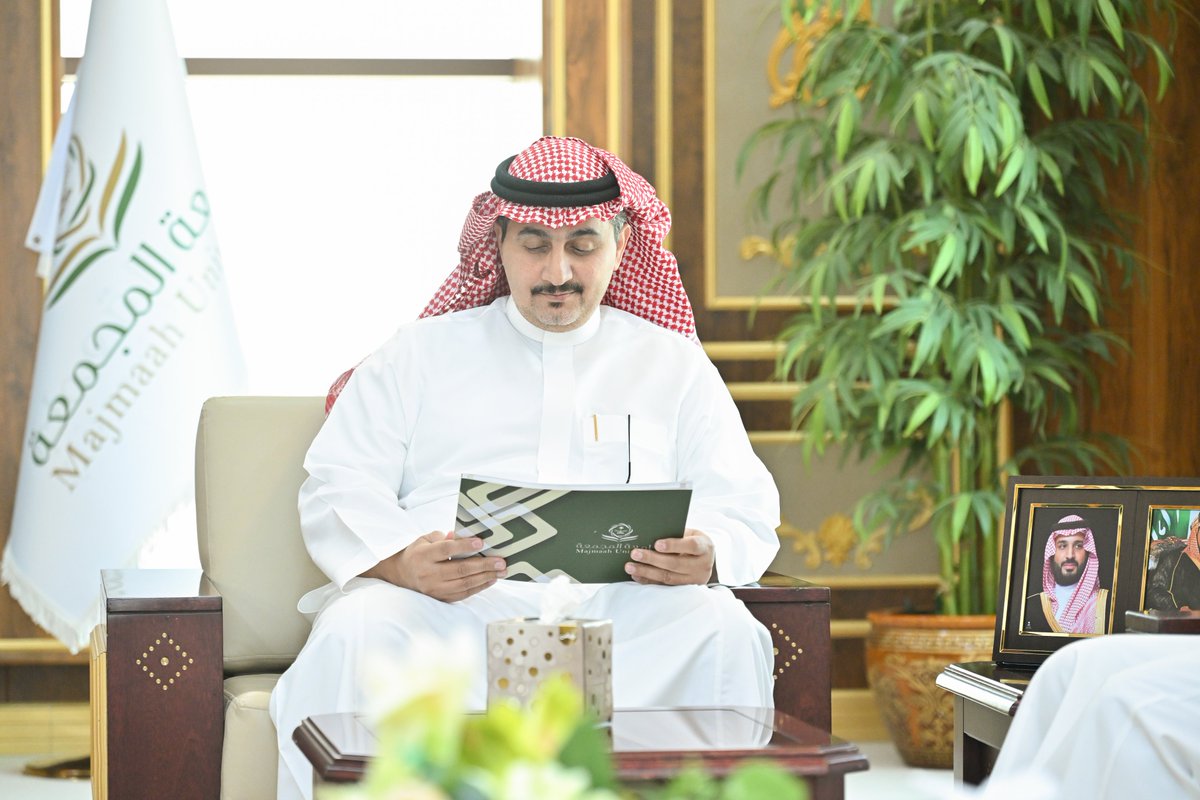 umajmaah's tweet photo. رئيس #جامعة_المجمعة أ.د. صالح بن عبدالله المزعل يستقبل عميد شؤون الطلاب والمشرف العلمي على الطلاب الدوليين ، ويطّلع على التقرير العلمي ، ويثمّن الجهود المبذولة في خدمة الطلبة الدوليين وتعزيز البيئة التعليمية ، مثمّنًا ما يُقدَّم من عملٍ مخلص وتطويرٍ مستمر. https://t.co/hnRG0VBVVp