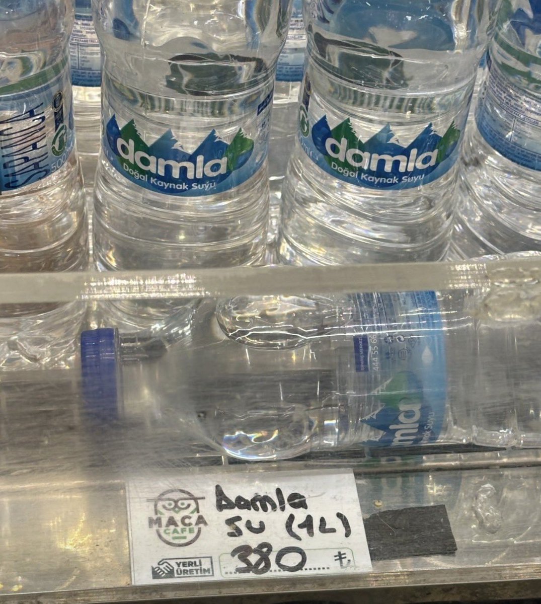 gidadedektifi's tweet photo. İstanbul'daki Sabiha Gökçen Havalimanı'nda 1 litre suyun fiyatının 380₺'ye yükseldiği görülüyor.
Serbest piyasa ekonomisi adı altında Coca-Cola'nın firmalara ucuza verdiği ülkemizin kaynak suları kabul edilemez fiyatlarla satışa sunuluyor.
Bu duruma devlet kurumlarımız el atmalıdır.
@ticaret