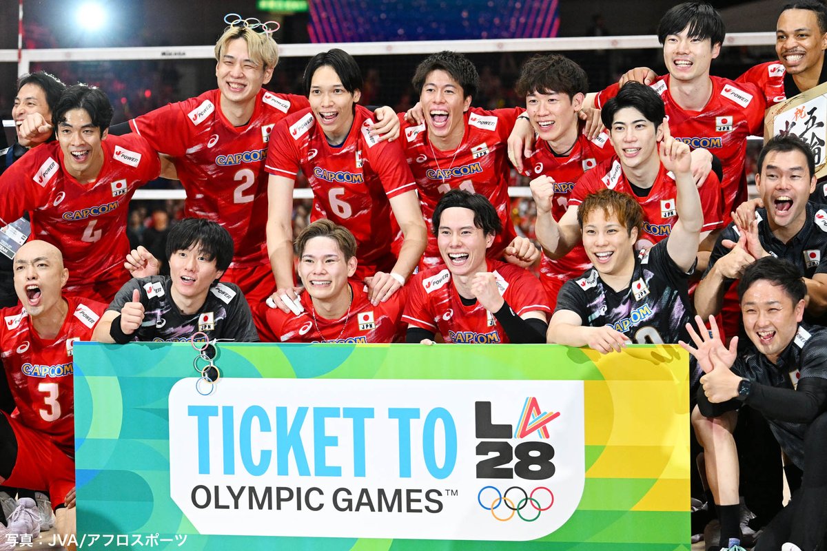 TeamJapan's tweet photo. NICE SHOT📸ˎˊ˗
#バレーボール 男子アジア選手権2026より🏐

#TEAMJAPAN は3-0でイランに勝利し優勝！
『ロサンゼルス2028オリンピック』出場権を獲得しました！🎊✨️

選手たちの喜びの表情をお届け🙌

@JVA_Volleyball https://t.co/ROE4O3auO6