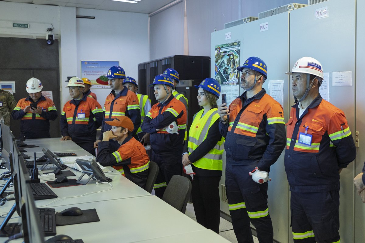 Azergold_QSC's tweet photo. #AzerGold İdarə Heyətinin sədri Zakir İbrahimovun rəhbərlik etdiyi nümayəndə heyəti Qırğızıstana işgüzar səfər çərçivəsində “Altynken” qızıl mədəni və “Kyrgyzaltyn” şirkətinin Kara-Balta şəhərində yerləşən affinaj zavodunu ziyarət edib. 

Ətraflı: https://t.co/zHAwIKJFJC https://t.co/hBTXheBydA