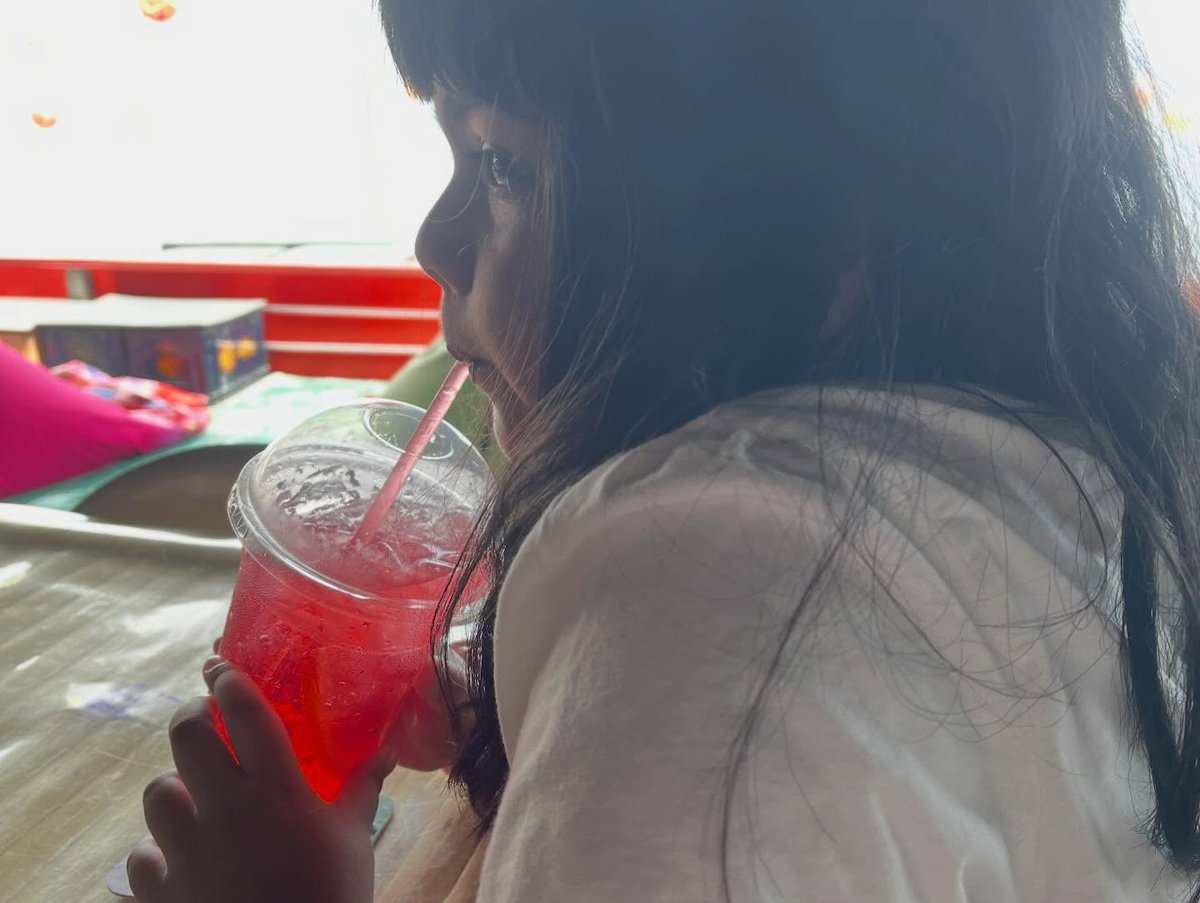 VictorHipHop99's tweet photo. When your drink is stolen by your own Shirley Temple. https://t.co/3XcMZ2GTkB