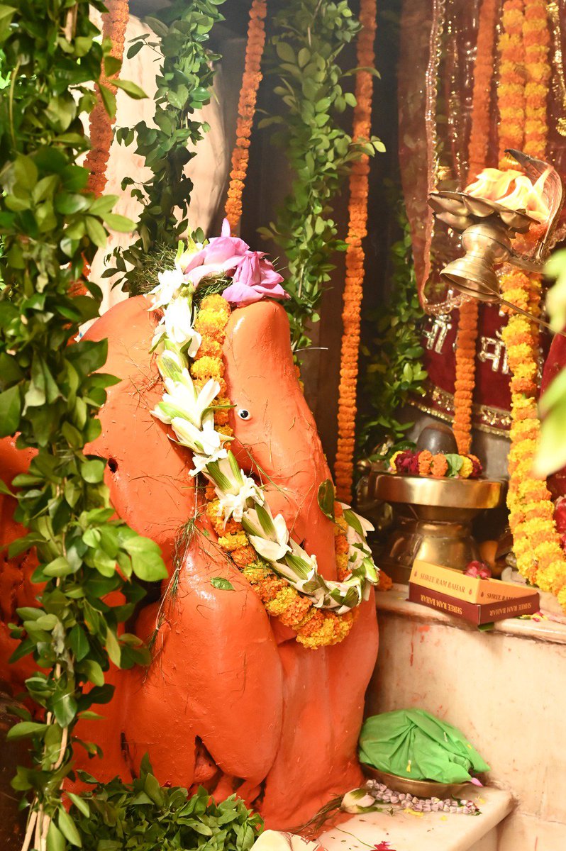speaktheworldup's tweet photo. वक्रतुण्ड महाकाय
सूर्यकोटि समप्रभ ।
निर्विघ्नं कुरु मे देव
सर्वकार्येषु सर्वदा ॥
आज 14-09-2026  को श्री काशी विश्वनाथ धाम में भगवान शिव व् माता देवी पार्वती के प्रिय सनातन परंपरा में प्रथम पूज्य भगवान श्री गणेश जी का विधि-विधान पूर्वक हर्ष-उल्लास के साथ गणेश उत्सव मनाया गया। https://t.co/tvFhM2AP3a