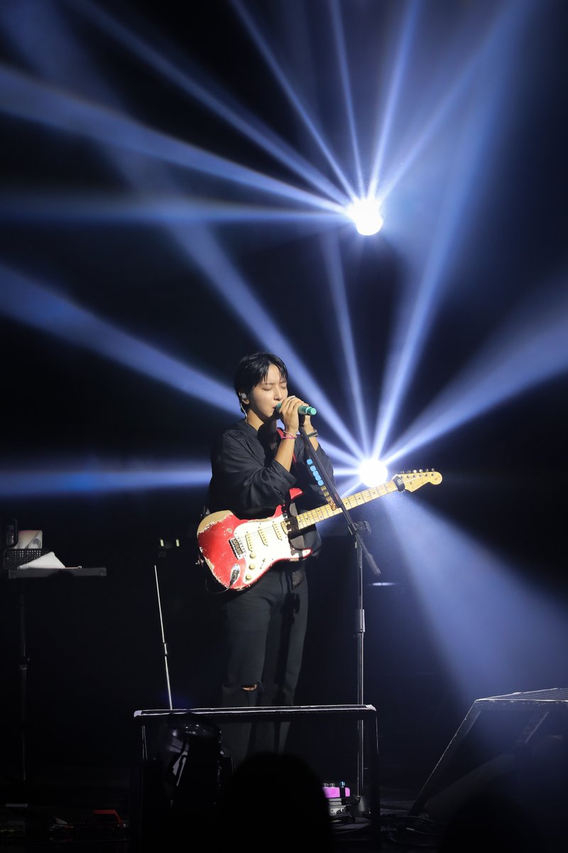 eri3232's tweet photo. #정용화 

💛 

어떤 날은 괜찮고 
어떤 날은 미치도록 그리워 
어떤 날은 또 정말 미워 
언젠가는 이러다가 말겠지 
잊혀지긴 하겠지 
어떤 날은 다 무뎌지겠지 

우린 과거 현재 미래에 있어 https://t.co/lZQ75AcDfQ